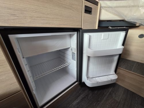 Weinsberg CaraBus 600 ME enkele bedden 4 persoons  foto: 7