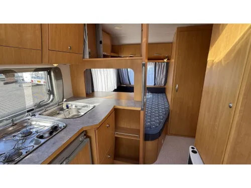 Eifelland Holiday 465 TF French bed dinette toilet photo: 9