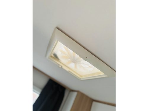 Sunlight T69L Queensbed and pop-top roof in neat condition. photo: 17