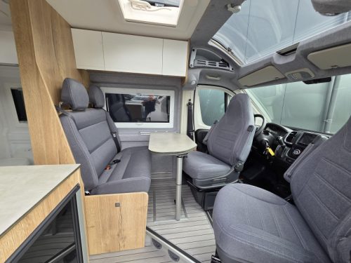 Clever Runner 640 Skyroof 180HP Busbiker photo: 18