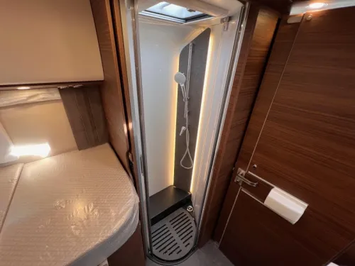 Carthago Chic C-Line I 4.9 LE MERCEDES/OVERHEAD CUPBOARDS  photo: 11