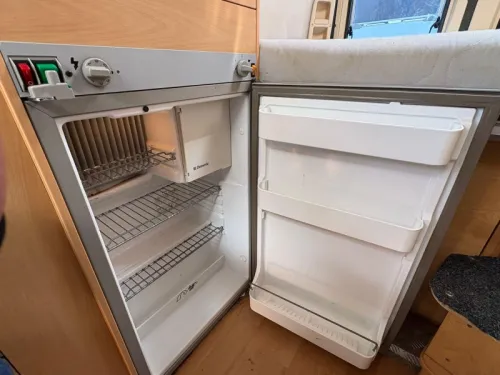 Adria Mobil Twin 160PK, Airco, Festbett Foto: 13