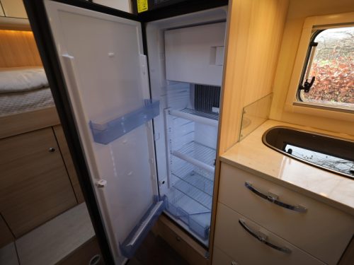 B&uuml;rstner Ixeo IT 710 G transverse bed + pop-top roof photo: 7