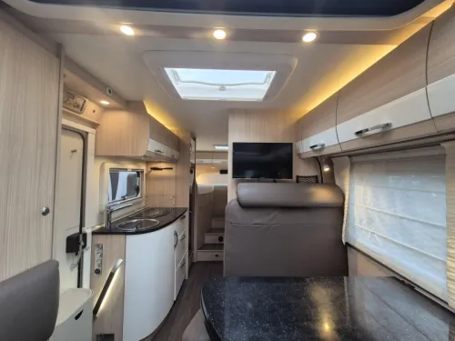 B&uuml;rstner Travel Van 690 G L&auml;ngsbetten Foto: 10