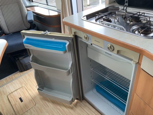 Hymer    B 674 SL   2.3 M. 130 PK  Vollintegriert, 4 Schlafpl&auml;tze  4 Gurte  , Einzelbetten, Hubbett, Motor-Klimaanlage, Bj.2008 &bdquo;Ihr Wohnmobil-Verkaufsvermittler Marum Camper Zentrum on the road Foto: 19
