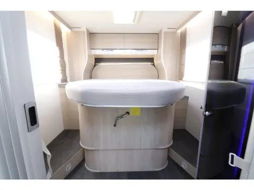 Chausson Titanium 738 XLB QUEENSBED + POP-TOP ROOF photo: 17