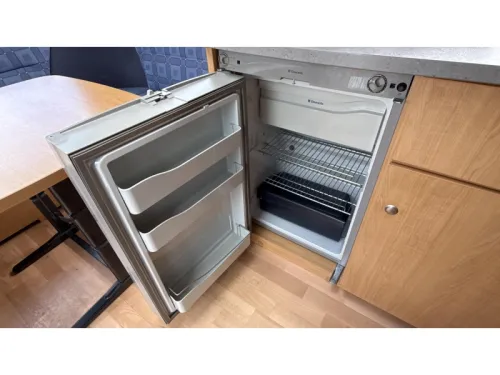 Knaus Sudwind 450 FU French bed dinette toilet photo: 5