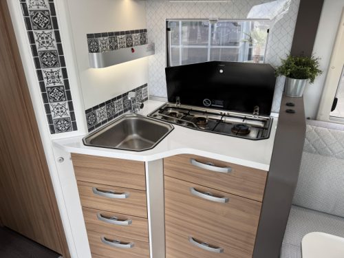 Adria Matrix Plus 670 DC Queensbett Hubbett Wechselrichter Foto: 14