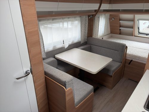 Hobby De Luxe 490 KMF Mover/Awning  photo: 4