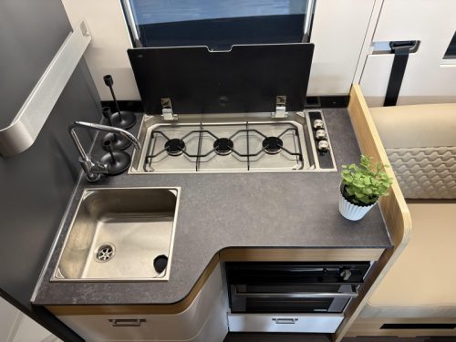 Adria Coral Plus 650 DC Queensbett / Automatik Foto: 10