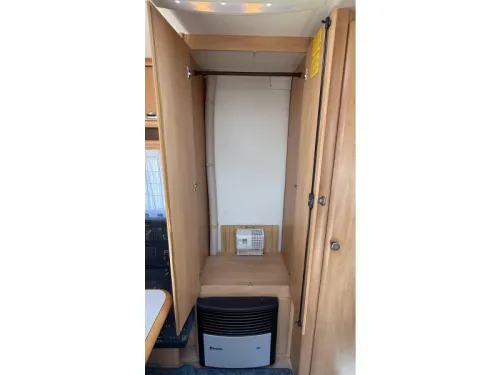 Hobby De luxe Easy 450 UF transverse bed round seating toilet photo: 4