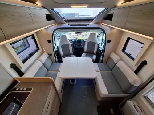Adria Coral Select 670 DL '27 180pk aut full digi Foto: 10