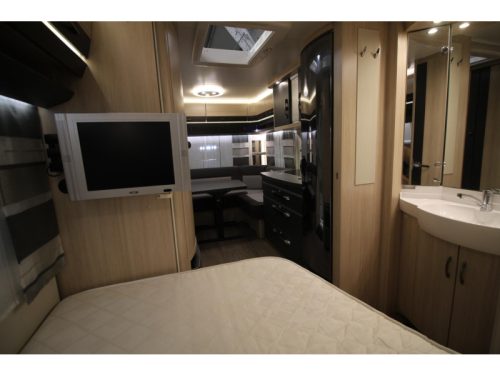 Hobby De Luxe Edition 460 UFE Top condition, Tall Refrigerator photo: 9