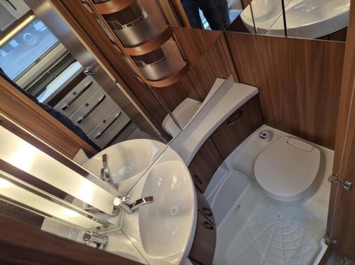 Hobby 540 UFF Nw condition. French bed, mover + Thule awning photo: 16