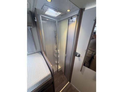 Hymer carado T 447 automatique lits jumeaux auvent climatisation de toit panneau solaire antenne parabolique &eacute;lectrique TV cam&eacute;ra porte-v&eacute;los grand garage r&eacute;frig&eacute;rateur XXL photo: 19