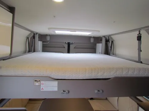 B&uuml;rstner Eliseo 644 C Techo elevable-Tercera cama, Autom&aacute;tica foto: 2