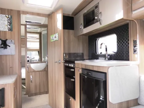 Sprite Cruzer 520 SR Mover, Air conditioning and awning photo: 9