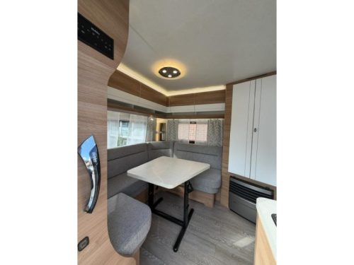 Hobby De Luxe 495 UL Inkl. Rangierhilfe und Markise Foto: 10