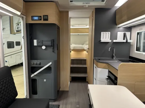 Adria Coral Plus 670 DL automaat | ex-verhuur  foto: 21