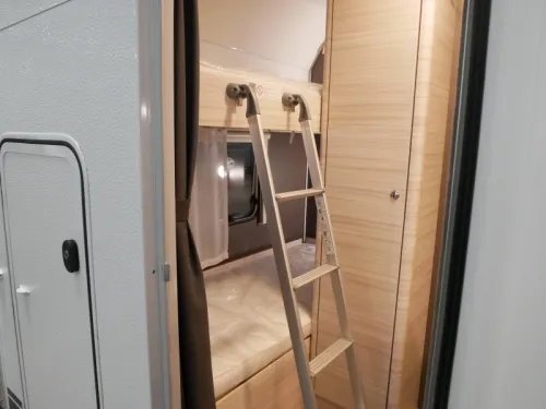 Dethleffs C'Joy 480 QLK mover and awning gift photo: 3