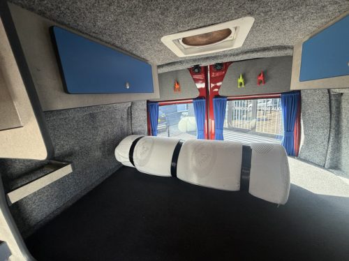 Renault Master automatic camper van very luxurious interior transverse bed air conditioning cruise control camera navigation awning solar panel maxxfan tow bar photo: 23