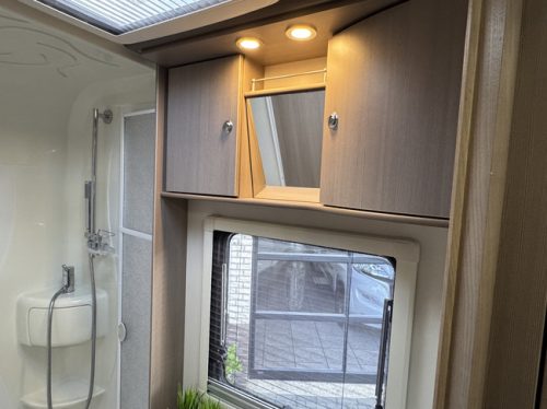 Adria Matrix Supreme M 657SF 150 hp Euro5 Renault Master **Excellent condition/4 seats/6 berths/Spacious round seating/Alde/Solar panel photo: 23