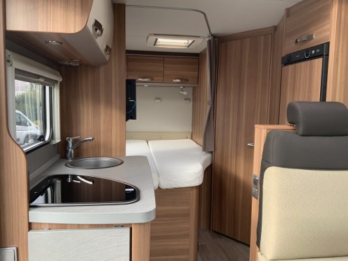 Weinsberg Cara Loft 650 ME, 2.3 MultiJ. 120 Semi-integrated, Swivel seats, French bed, Year of manufacture 2021 Motorhome Centre On the Road at the Noorderringweg 4 in Marum. photo: 8