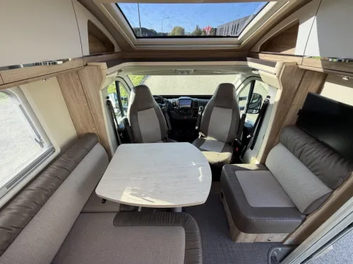 Eura Mobil Profila T 695 EB Wintervast, Lengtebedden  foto: 4