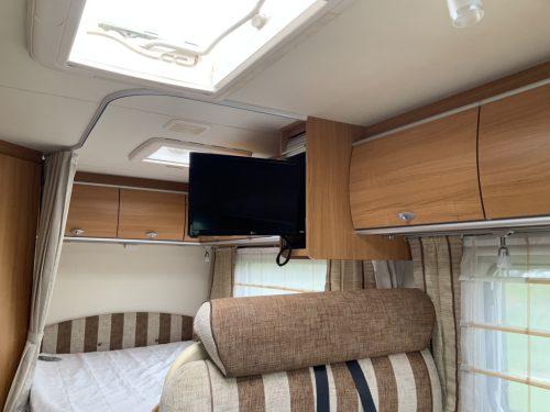 B&uuml;rstner Nexxo 569 Semi-integrated, Train seat, French bed, two swivel chairs, small camper, Year 2010 Camper centrum on the road photo: 12