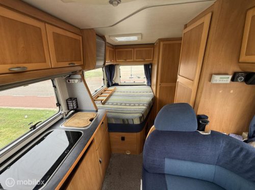 Hymer B574 &ndash; Ger&auml;umiger Vollintegriert-Wohnmobil mit Festbett UND ger&auml;umigem Hubbett Foto: 12