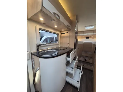 B&uuml;rstner Travel Van 690 G L&auml;ngsbetten Foto: 11