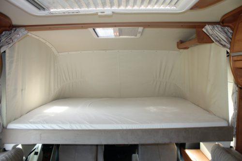Carthago 4.2 Vollintegriert 2.3 M-jet 148 PS, Alko Fahrgestell light, Motor-Klimaanlage, Hubbett & Querbett, Garage, Drehst&uuml;hle vorne, L-Sitz, Seitensitz, etc. Marum (Groningen) Foto: 21