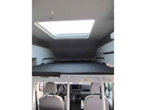 Volkswagen Grand California Cama Transversal y Elevable, Autom&aacute;tico foto: 3