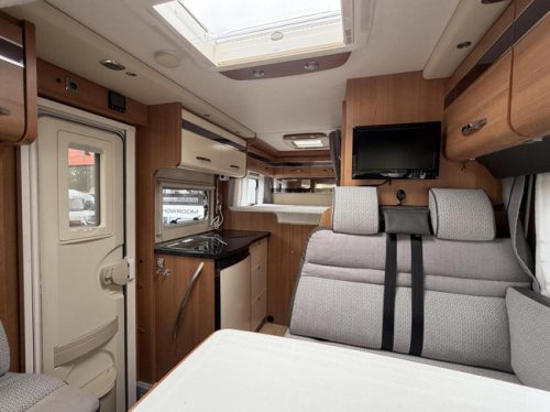 LMC Liberty Explorer 635G Transverse bed Pop-top roof Solar panel Awning photo: 12