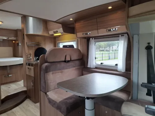 Pilote Adventure 736 T 130PK Queensbed Hubdach Foto: 16
