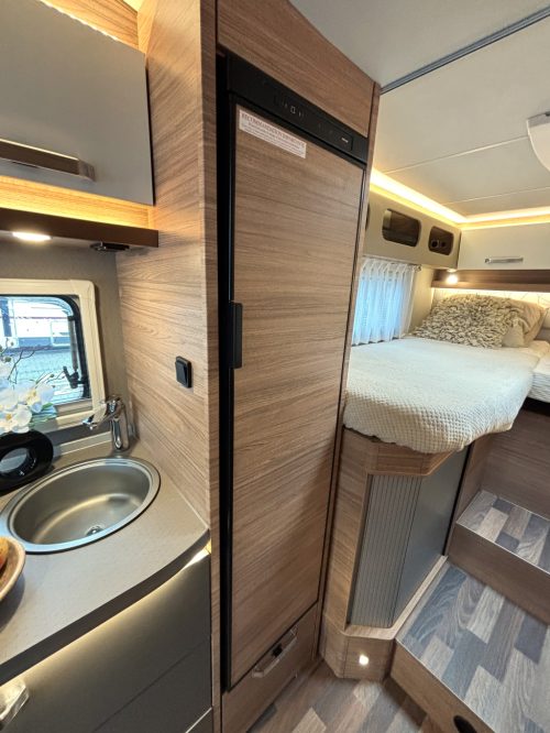 Weinsberg CaraLoft 640 MERCEDES AUTOMATIC SINGLE BEDS POP-TOP ROOF photo: 9