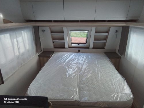 Hobby De Luxe 460 SFF Model 2027 with queen-size bed photo: 5