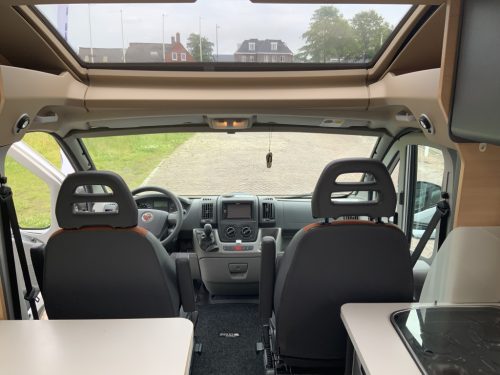 Knaus Van Ti 600 ME &ndash; Complete 3 liter 160 HP Semi-integrated, fixed bed, half-dinette, swivel seats Motorhome centre on the road photo: 20
