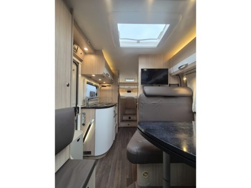 B&uuml;rstner Travel Van 690 G Lengtebedden  foto: 14