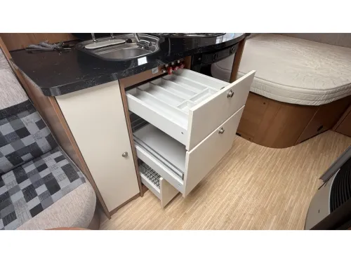 LMC Musica 470 D French bed dinette toilet photo: 5
