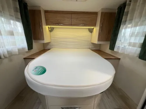Pilote Essentiel G 650 6.5M LONG/OVERHEAD CUPBOARDS photo: 7
