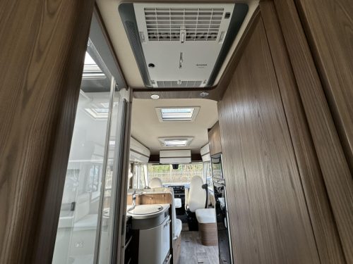 Hymer BML-I 780 OVERHEAD CUPBOARDS INSTEAD OF LIFT BED! photo: 14