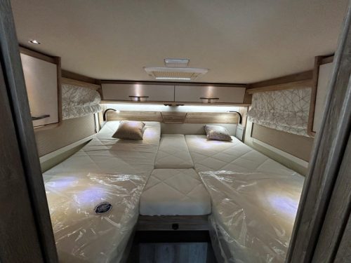 Eura Mobil Integra Line 720 EF Upper cabinets iplv drop-down bed photo: 18