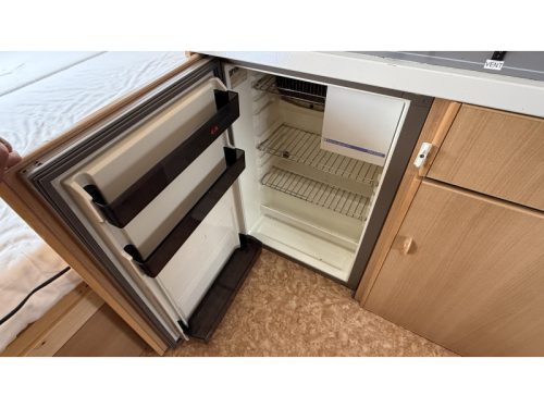 Adria Optima 425 TK fixed bed seating toilet room photo: 9