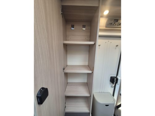 B&uuml;rstner Travel Van 690 G Lengtebedden  foto: 15