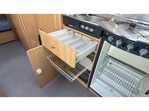 Dethleffs Camper 490 TK 2x Sitzgruppe Etagenbett Foto: 6