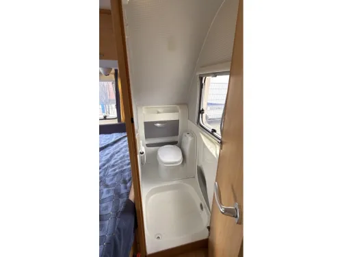 Knaus Sudwind 450 FU French bed dinette toilet photo: 11