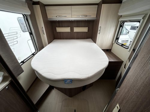 B&uuml;rstner Ixeo IT 700 Queen bed/pop-top roof/39,000km photo: 18