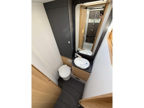 Adria Matrix Plus 670 SL Family Motorhome Automatic photo: 20