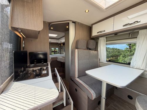 P&ouml;ssl Roadcruiser 2 JAAR GARANTIE / 9-Traps Automaat 2024 Solar / AllSeasons / Navi / Wegdraaibare fietsendrager foto: 1
